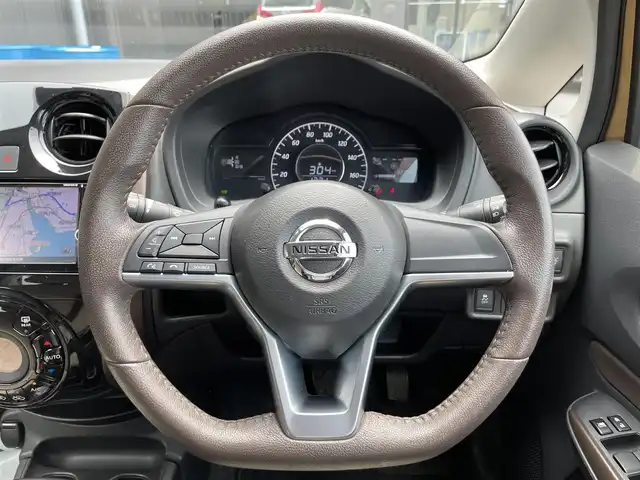日産 ノート e－パワー メダリスト 滋賀県 2017(平29)年 3.2万km ギャラクシーゴールド 禁煙車/純正ナビ/（CD/DVD/SD/AUX/USB/Bluetooth/フルセグTV）/アラウンドビューモニター/デジタルインナーミラー/ETC/エマージェンシーブレーキ/車線逸脱警報/革巻きステアリング/ステアリングリモコン/レザーシート/シートリフター/HIDヘッドライト/フォグランプ/純正アルミホイール/純正フロアマット/スマートキー/電動格納ミラー
