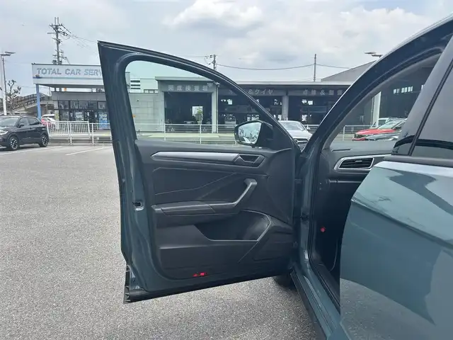 フォルクスワーゲン ＶＷ Ｔ－ロック TDI スタイル 滋賀県 2022(令4)年 1.5万km 緑Ⅱ デジタルメーター/ワイヤレス充電/ブラインドスポットモニター/レーンキープアシスト/ACC/純正ナビ/（BT/CarPlay）/バックカメラ/パワーバックドア/ETC2.0/純正19インチAW/コーナーセンサー/LEDヘッドライト/ハーフレザーシート/スマートキー/プッシュスタート