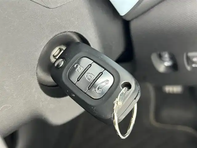 ルノー トゥインゴ インテンス 道央・札幌 2019(令1)年 3.9万km ブルードラジェ ・２WD/・純正オーディオ/・BT/AUX/・横滑り防止装置/・レーンキープアシスト/・後方コーナーセンサー/・アイドリングストップ/・純正フロアマット/・純正15インチAW＋夏タイヤ/・積込社外15インチAW＋冬タイヤ（1185/60/15 残溝7mm程度）/・ハロゲンヘッドライト/・フロントフォグランプ/・ヘッドランプレベライザー/・リモコンキー/・スペアキー