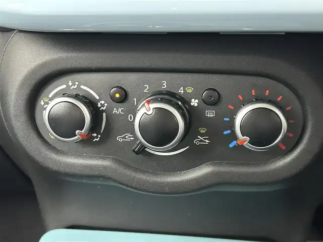 ルノー トゥインゴ インテンス 道央・札幌 2019(令1)年 3.9万km ブルードラジェ ・２WD/・純正オーディオ/・BT/AUX/・横滑り防止装置/・レーンキープアシスト/・後方コーナーセンサー/・アイドリングストップ/・純正フロアマット/・純正15インチAW＋夏タイヤ/・積込社外15インチAW＋冬タイヤ（1185/60/15 残溝7mm程度）/・ハロゲンヘッドライト/・フロントフォグランプ/・ヘッドランプレベライザー/・リモコンキー/・スペアキー