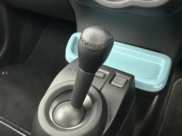 ルノー トゥインゴ インテンス 道央・札幌 2019(令1)年 3.9万km ブルードラジェ ・２WD/・純正オーディオ/・BT/AUX/・横滑り防止装置/・レーンキープアシスト/・後方コーナーセンサー/・アイドリングストップ/・純正フロアマット/・純正15インチAW＋夏タイヤ/・積込社外15インチAW＋冬タイヤ（1185/60/15 残溝7mm程度）/・ハロゲンヘッドライト/・フロントフォグランプ/・ヘッドランプレベライザー/・リモコンキー/・スペアキー
