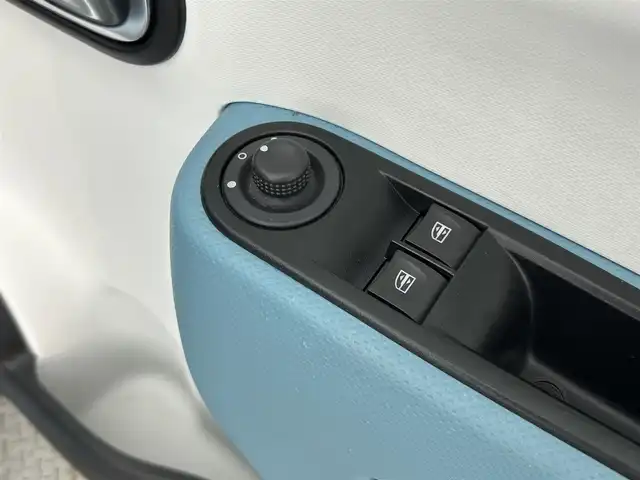 ルノー トゥインゴ インテンス 道央・札幌 2019(令1)年 3.9万km ブルードラジェ ・２WD/・純正オーディオ/・BT/AUX/・横滑り防止装置/・レーンキープアシスト/・後方コーナーセンサー/・アイドリングストップ/・純正フロアマット/・純正15インチAW＋夏タイヤ/・積込社外15インチAW＋冬タイヤ（1185/60/15 残溝7mm程度）/・ハロゲンヘッドライト/・フロントフォグランプ/・ヘッドランプレベライザー/・リモコンキー/・スペアキー