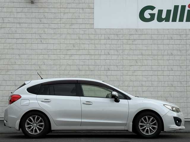 スバル インプレッサ スポーツ 2．0i アイサイト 岩手県 2013(平25)年 13.7万km サテンホワイトパール 禁煙車/4WD/追従型クルーズコントロール/純正ナビ/→ワンセグTV/Bluetooth/CD/DVD/FM/AM/バックカメラ/ステアリングスイッチ/衝突軽減ブレーキ/レーンキープアシスト/横滑り防止装置/オートライト/フォグライト/〇プッシュスタート/〇電動格納ミラー/〇ウィンカーミラー/〇ドアバイザー/〇フロアマット/〇パドルシフト/〇スマートキー/デジタルインナーミラー/ETC2.0/冬タイヤ純正アルミホイール車載