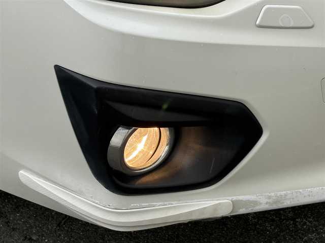 スバル インプレッサ スポーツ 2．0i アイサイト 岩手県 2013(平25)年 13.7万km サテンホワイトパール 禁煙車/4WD/追従型クルーズコントロール/純正ナビ/→ワンセグTV/Bluetooth/CD/DVD/FM/AM/バックカメラ/ステアリングスイッチ/衝突軽減ブレーキ/レーンキープアシスト/横滑り防止装置/オートライト/フォグライト/〇プッシュスタート/〇電動格納ミラー/〇ウィンカーミラー/〇ドアバイザー/〇フロアマット/〇パドルシフト/〇スマートキー/デジタルインナーミラー/ETC2.0/冬タイヤ純正アルミホイール車載