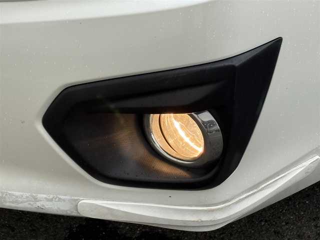 スバル インプレッサ スポーツ 2．0i アイサイト 岩手県 2013(平25)年 13.7万km サテンホワイトパール 禁煙車/4WD/追従型クルーズコントロール/純正ナビ/→ワンセグTV/Bluetooth/CD/DVD/FM/AM/バックカメラ/ステアリングスイッチ/衝突軽減ブレーキ/レーンキープアシスト/横滑り防止装置/オートライト/フォグライト/〇プッシュスタート/〇電動格納ミラー/〇ウィンカーミラー/〇ドアバイザー/〇フロアマット/〇パドルシフト/〇スマートキー/デジタルインナーミラー/ETC2.0/冬タイヤ純正アルミホイール車載