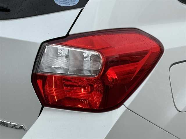 スバル インプレッサ スポーツ 2．0i アイサイト 岩手県 2013(平25)年 13.7万km サテンホワイトパール 禁煙車/4WD/追従型クルーズコントロール/純正ナビ/→ワンセグTV/Bluetooth/CD/DVD/FM/AM/バックカメラ/ステアリングスイッチ/衝突軽減ブレーキ/レーンキープアシスト/横滑り防止装置/オートライト/フォグライト/〇プッシュスタート/〇電動格納ミラー/〇ウィンカーミラー/〇ドアバイザー/〇フロアマット/〇パドルシフト/〇スマートキー/デジタルインナーミラー/ETC2.0/冬タイヤ純正アルミホイール車載