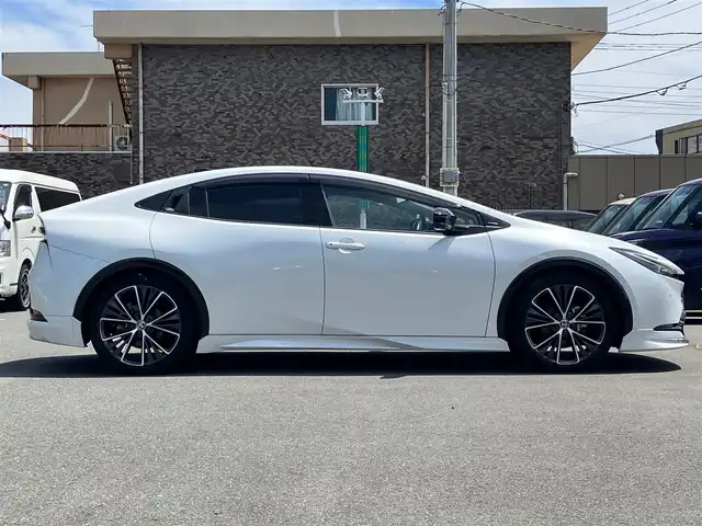 トヨタ プリウス Z 熊本県 2023(令5)年 3.7万km プラチナホワイトパールマイカ エンジンスタートボタン/パワーステアリング/パワーウィンドウ/ワンオーナー/保証書/取扱説明書/１００V充電/パーキングアシスト/アイドリングストップ/スマートキー/スペアキー１本/オートエアコン/クルーズコントロール/USB入力端子/ETC2.0/全方位カメラ/純正12.3インチナビ（BT/フルセグ）/ツインガラスルーフ/電動リアゲート/純正フロアマット/純正アルミホイール/D席パワーシート/D席N席シートヒーター/D席N席エアシート/モデリスタフルエアロ/ABS/横滑り防止装置/コーナーセンサー前後/レーンキープアシスト/オートライト/オートマチックハイビーム/LEDヘッドライト/W＋サイドエアバック/衝突軽減システム/ステアリングヒーター/ワイヤレス充電/BSM/デジタルインナーミラー/トランクトレイ