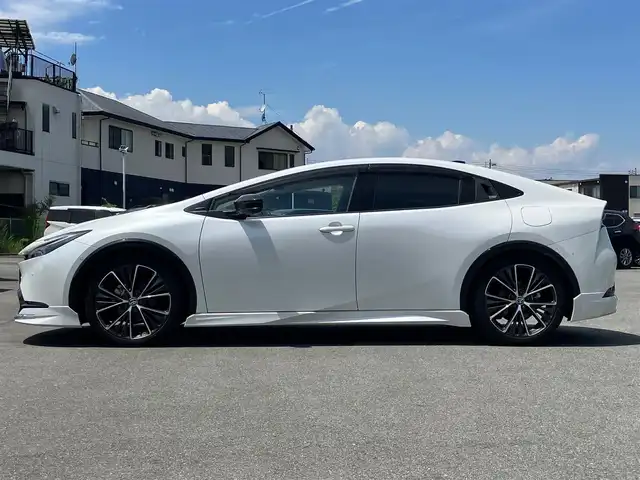 トヨタ プリウス Z 熊本県 2023(令5)年 3.7万km プラチナホワイトパールマイカ エンジンスタートボタン/パワーステアリング/パワーウィンドウ/ワンオーナー/保証書/取扱説明書/１００V充電/パーキングアシスト/アイドリングストップ/スマートキー/スペアキー１本/オートエアコン/クルーズコントロール/USB入力端子/ETC2.0/全方位カメラ/純正12.3インチナビ（BT/フルセグ）/ツインガラスルーフ/電動リアゲート/純正フロアマット/純正アルミホイール/D席パワーシート/D席N席シートヒーター/D席N席エアシート/モデリスタフルエアロ/ABS/横滑り防止装置/コーナーセンサー前後/レーンキープアシスト/オートライト/オートマチックハイビーム/LEDヘッドライト/W＋サイドエアバック/衝突軽減システム/ステアリングヒーター/ワイヤレス充電/BSM/デジタルインナーミラー/トランクトレイ