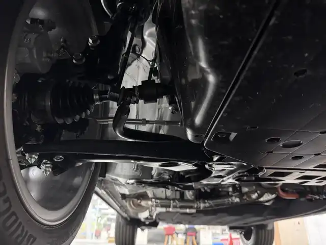 ホンダ ヴェゼル ハイブリッド e:HEV Z 三重県 2025(令7)年 0.1千km プラチナホワイトパール ハイブリッド/FF/MTモード付フロアCVT/純正 9インチナビ/（FM/AM/USB/Bluetooth/CarPlay/AndroidAuto/TV）/バックカメラ/ビルトイン ETC2.0/Honda SENSING/・衝突軽減ブレーキ/・先行車発進お知らせ機能/・路外逸脱抑制機能/・標識認識機能/・渋滞追従機能付アダプティブクルーズコントロール（ACC）/・車線維持支援システム（LKAS）/・トラフィックジャムアシスト（渋滞運転支援機能）/・ブラインドスポットインフォメーション/・誤発進抑制機能/・後方誤発進抑制機能/・近距離衝突軽減ブレーキ/・パーキングセンサーシステム/・【OP】後退出庫サポート/・アダプティブドライビングビーム/装備/・ハンズフリーアクセスパワーテールゲート（電動バックドア）/・ハーフレザーシート/・シートヒーター（D/N）/・ステアリングヒーター/・オートライトシステム/・LEDヘッドライト/・LEDフロントフォグランプ/・ヒルディセントコントロール/・左右独立オートエアコン/・自動防眩ルームミラー/・【OP】ワイヤレス充電器/・プッシュスタート/・純正18inAW/・保/取/・スマートキーx2/など