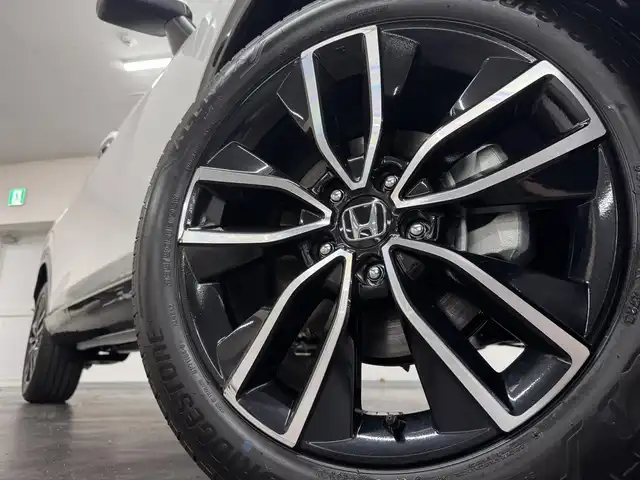 ホンダ ヴェゼル ハイブリッド e:HEV Z 三重県 2025(令7)年 0.1千km プラチナホワイトパール ハイブリッド/FF/MTモード付フロアCVT/純正 9インチナビ/（FM/AM/USB/Bluetooth/CarPlay/AndroidAuto/TV）/バックカメラ/ビルトイン ETC2.0/Honda SENSING/・衝突軽減ブレーキ/・先行車発進お知らせ機能/・路外逸脱抑制機能/・標識認識機能/・渋滞追従機能付アダプティブクルーズコントロール（ACC）/・車線維持支援システム（LKAS）/・トラフィックジャムアシスト（渋滞運転支援機能）/・ブラインドスポットインフォメーション/・誤発進抑制機能/・後方誤発進抑制機能/・近距離衝突軽減ブレーキ/・パーキングセンサーシステム/・【OP】後退出庫サポート/・アダプティブドライビングビーム/装備/・ハンズフリーアクセスパワーテールゲート（電動バックドア）/・ハーフレザーシート/・シートヒーター（D/N）/・ステアリングヒーター/・オートライトシステム/・LEDヘッドライト/・LEDフロントフォグランプ/・ヒルディセントコントロール/・左右独立オートエアコン/・自動防眩ルームミラー/・【OP】ワイヤレス充電器/・プッシュスタート/・純正18inAW/・保/取/・スマートキーx2/など