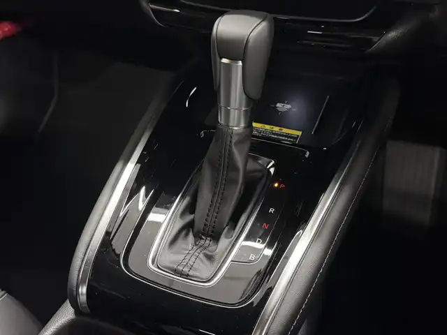 ホンダ ヴェゼル ハイブリッド e:HEV Z 三重県 2025(令7)年 0.1千km プラチナホワイトパール ハイブリッド/FF/MTモード付フロアCVT/純正 9インチナビ/（FM/AM/USB/Bluetooth/CarPlay/AndroidAuto/TV）/バックカメラ/ビルトイン ETC2.0/Honda SENSING/・衝突軽減ブレーキ/・先行車発進お知らせ機能/・路外逸脱抑制機能/・標識認識機能/・渋滞追従機能付アダプティブクルーズコントロール（ACC）/・車線維持支援システム（LKAS）/・トラフィックジャムアシスト（渋滞運転支援機能）/・ブラインドスポットインフォメーション/・誤発進抑制機能/・後方誤発進抑制機能/・近距離衝突軽減ブレーキ/・パーキングセンサーシステム/・【OP】後退出庫サポート/・アダプティブドライビングビーム/装備/・ハンズフリーアクセスパワーテールゲート（電動バックドア）/・ハーフレザーシート/・シートヒーター（D/N）/・ステアリングヒーター/・オートライトシステム/・LEDヘッドライト/・LEDフロントフォグランプ/・ヒルディセントコントロール/・左右独立オートエアコン/・自動防眩ルームミラー/・【OP】ワイヤレス充電器/・プッシュスタート/・純正18inAW/・保/取/・スマートキーx2/など