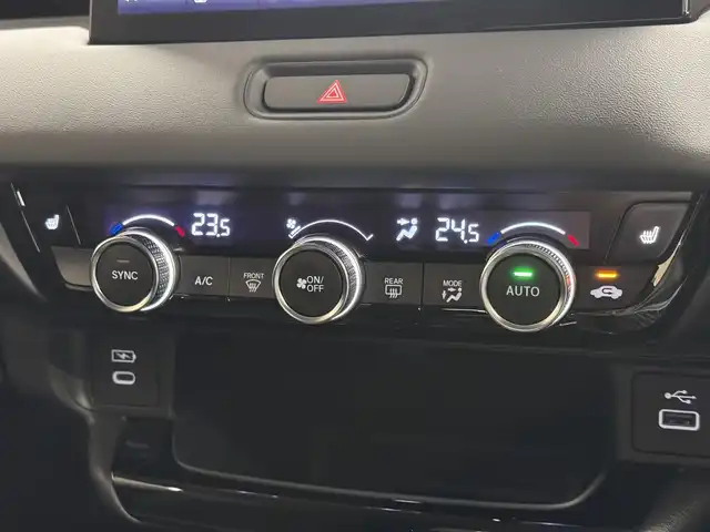 ホンダ ヴェゼル ハイブリッド e:HEV Z 三重県 2025(令7)年 0.1千km プラチナホワイトパール ハイブリッド/FF/MTモード付フロアCVT/純正 9インチナビ/（FM/AM/USB/Bluetooth/CarPlay/AndroidAuto/TV）/バックカメラ/ビルトイン ETC2.0/Honda SENSING/・衝突軽減ブレーキ/・先行車発進お知らせ機能/・路外逸脱抑制機能/・標識認識機能/・渋滞追従機能付アダプティブクルーズコントロール（ACC）/・車線維持支援システム（LKAS）/・トラフィックジャムアシスト（渋滞運転支援機能）/・ブラインドスポットインフォメーション/・誤発進抑制機能/・後方誤発進抑制機能/・近距離衝突軽減ブレーキ/・パーキングセンサーシステム/・【OP】後退出庫サポート/・アダプティブドライビングビーム/装備/・ハンズフリーアクセスパワーテールゲート（電動バックドア）/・ハーフレザーシート/・シートヒーター（D/N）/・ステアリングヒーター/・オートライトシステム/・LEDヘッドライト/・LEDフロントフォグランプ/・ヒルディセントコントロール/・左右独立オートエアコン/・自動防眩ルームミラー/・【OP】ワイヤレス充電器/・プッシュスタート/・純正18inAW/・保/取/・スマートキーx2/など