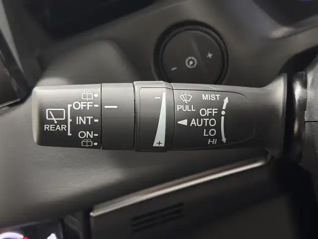 ホンダ ヴェゼル ハイブリッド e:HEV Z 三重県 2025(令7)年 0.1千km プラチナホワイトパール ハイブリッド/FF/MTモード付フロアCVT/純正 9インチナビ/（FM/AM/USB/Bluetooth/CarPlay/AndroidAuto/TV）/バックカメラ/ビルトイン ETC2.0/Honda SENSING/・衝突軽減ブレーキ/・先行車発進お知らせ機能/・路外逸脱抑制機能/・標識認識機能/・渋滞追従機能付アダプティブクルーズコントロール（ACC）/・車線維持支援システム（LKAS）/・トラフィックジャムアシスト（渋滞運転支援機能）/・ブラインドスポットインフォメーション/・誤発進抑制機能/・後方誤発進抑制機能/・近距離衝突軽減ブレーキ/・パーキングセンサーシステム/・【OP】後退出庫サポート/・アダプティブドライビングビーム/装備/・ハンズフリーアクセスパワーテールゲート（電動バックドア）/・ハーフレザーシート/・シートヒーター（D/N）/・ステアリングヒーター/・オートライトシステム/・LEDヘッドライト/・LEDフロントフォグランプ/・ヒルディセントコントロール/・左右独立オートエアコン/・自動防眩ルームミラー/・【OP】ワイヤレス充電器/・プッシュスタート/・純正18inAW/・保/取/・スマートキーx2/など