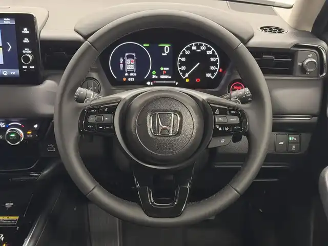 ホンダ ヴェゼル ハイブリッド e:HEV Z 三重県 2025(令7)年 0.1千km プラチナホワイトパール ハイブリッド/FF/MTモード付フロアCVT/純正 9インチナビ/（FM/AM/USB/Bluetooth/CarPlay/AndroidAuto/TV）/バックカメラ/ビルトイン ETC2.0/Honda SENSING/・衝突軽減ブレーキ/・先行車発進お知らせ機能/・路外逸脱抑制機能/・標識認識機能/・渋滞追従機能付アダプティブクルーズコントロール（ACC）/・車線維持支援システム（LKAS）/・トラフィックジャムアシスト（渋滞運転支援機能）/・ブラインドスポットインフォメーション/・誤発進抑制機能/・後方誤発進抑制機能/・近距離衝突軽減ブレーキ/・パーキングセンサーシステム/・【OP】後退出庫サポート/・アダプティブドライビングビーム/装備/・ハンズフリーアクセスパワーテールゲート（電動バックドア）/・ハーフレザーシート/・シートヒーター（D/N）/・ステアリングヒーター/・オートライトシステム/・LEDヘッドライト/・LEDフロントフォグランプ/・ヒルディセントコントロール/・左右独立オートエアコン/・自動防眩ルームミラー/・【OP】ワイヤレス充電器/・プッシュスタート/・純正18inAW/・保/取/・スマートキーx2/など
