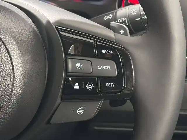 ホンダ ヴェゼル ハイブリッド e:HEV Z 三重県 2025(令7)年 0.1千km プラチナホワイトパール ハイブリッド/FF/MTモード付フロアCVT/純正 9インチナビ/（FM/AM/USB/Bluetooth/CarPlay/AndroidAuto/TV）/バックカメラ/ビルトイン ETC2.0/Honda SENSING/・衝突軽減ブレーキ/・先行車発進お知らせ機能/・路外逸脱抑制機能/・標識認識機能/・渋滞追従機能付アダプティブクルーズコントロール（ACC）/・車線維持支援システム（LKAS）/・トラフィックジャムアシスト（渋滞運転支援機能）/・ブラインドスポットインフォメーション/・誤発進抑制機能/・後方誤発進抑制機能/・近距離衝突軽減ブレーキ/・パーキングセンサーシステム/・【OP】後退出庫サポート/・アダプティブドライビングビーム/装備/・ハンズフリーアクセスパワーテールゲート（電動バックドア）/・ハーフレザーシート/・シートヒーター（D/N）/・ステアリングヒーター/・オートライトシステム/・LEDヘッドライト/・LEDフロントフォグランプ/・ヒルディセントコントロール/・左右独立オートエアコン/・自動防眩ルームミラー/・【OP】ワイヤレス充電器/・プッシュスタート/・純正18inAW/・保/取/・スマートキーx2/など