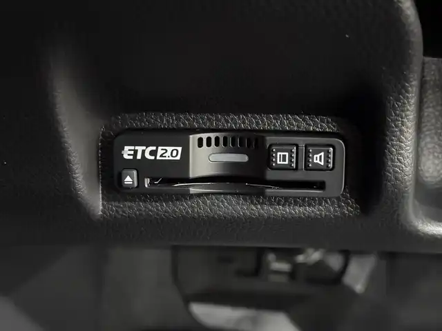 ホンダ ヴェゼル ハイブリッド e:HEV Z 三重県 2025(令7)年 0.1千km プラチナホワイトパール ハイブリッド/FF/MTモード付フロアCVT/純正 9インチナビ/（FM/AM/USB/Bluetooth/CarPlay/AndroidAuto/TV）/バックカメラ/ビルトイン ETC2.0/Honda SENSING/・衝突軽減ブレーキ/・先行車発進お知らせ機能/・路外逸脱抑制機能/・標識認識機能/・渋滞追従機能付アダプティブクルーズコントロール（ACC）/・車線維持支援システム（LKAS）/・トラフィックジャムアシスト（渋滞運転支援機能）/・ブラインドスポットインフォメーション/・誤発進抑制機能/・後方誤発進抑制機能/・近距離衝突軽減ブレーキ/・パーキングセンサーシステム/・【OP】後退出庫サポート/・アダプティブドライビングビーム/装備/・ハンズフリーアクセスパワーテールゲート（電動バックドア）/・ハーフレザーシート/・シートヒーター（D/N）/・ステアリングヒーター/・オートライトシステム/・LEDヘッドライト/・LEDフロントフォグランプ/・ヒルディセントコントロール/・左右独立オートエアコン/・自動防眩ルームミラー/・【OP】ワイヤレス充電器/・プッシュスタート/・純正18inAW/・保/取/・スマートキーx2/など