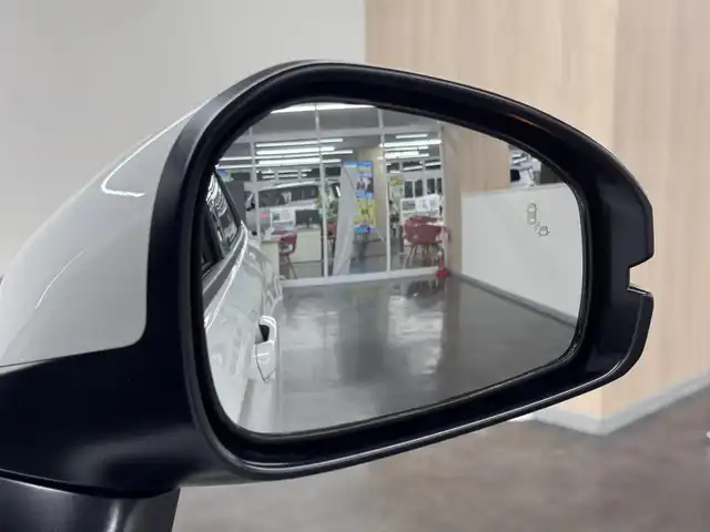 ホンダ ヴェゼル ハイブリッド e:HEV Z 三重県 2025(令7)年 0.1千km プラチナホワイトパール ハイブリッド/FF/MTモード付フロアCVT/純正 9インチナビ/（FM/AM/USB/Bluetooth/CarPlay/AndroidAuto/TV）/バックカメラ/ビルトイン ETC2.0/Honda SENSING/・衝突軽減ブレーキ/・先行車発進お知らせ機能/・路外逸脱抑制機能/・標識認識機能/・渋滞追従機能付アダプティブクルーズコントロール（ACC）/・車線維持支援システム（LKAS）/・トラフィックジャムアシスト（渋滞運転支援機能）/・ブラインドスポットインフォメーション/・誤発進抑制機能/・後方誤発進抑制機能/・近距離衝突軽減ブレーキ/・パーキングセンサーシステム/・【OP】後退出庫サポート/・アダプティブドライビングビーム/装備/・ハンズフリーアクセスパワーテールゲート（電動バックドア）/・ハーフレザーシート/・シートヒーター（D/N）/・ステアリングヒーター/・オートライトシステム/・LEDヘッドライト/・LEDフロントフォグランプ/・ヒルディセントコントロール/・左右独立オートエアコン/・自動防眩ルームミラー/・【OP】ワイヤレス充電器/・プッシュスタート/・純正18inAW/・保/取/・スマートキーx2/など