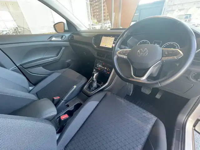 フォルクスワーゲン ＶＷ Ｔ－クロス TSI アクティブ 高知県 2022(令4)年 1.3万km 白 ACC（アダプテブクルーズコントロール）/　・Front　Assist/ 　・Lane Assist/ ・ブラインドスポットディテクション/純正ナビ/【AppleCarPlay/androidauto/USB/Bluetooth】/バックカメラ/コーナーセンサー/パークアシスト/疲労検知システム/純正アルミホイール16インチ/LEDヘッドライト/LEDフォグライト/ETC2.0/社外ドラレコ