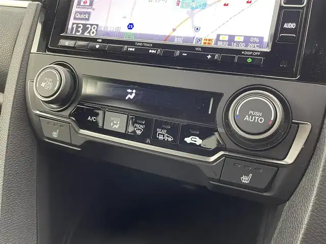 ホンダ シビック ハッチバック 群馬県 2020(令2)年 6.3万km クリスタルブラックパール 純正7インチナビ/・AM/FM/CD/DVD/SD/Bluetooth/フルセグTV/＝＝＝＝＝/６速ＭＴ　純正７インチナビ　純正前後ドライブレコーダー　バックカメラ　ホンダセンシング　純正ビルトインＥＴＣ２．０　衝突被害軽減ブレーキ　車線逸脱警報システム　前席シートヒーター　ワンオーナー　禁煙車