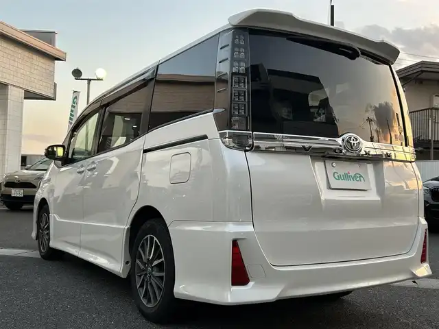 トヨタ ヴォクシー ZS 岡山県 2014(平26)年 13.1万km ホワイトパールクリスタルシャイン 登録時走行距離130407km/フリップダウン後席モニター/純正SDナビ/(AM/FM/BT/TV/DISC)/両側パワースライドドア/ビルトインETC/バックカメラ/MTモード付AT/プッシュスタート/スマートキー/スペアキー/ウォークスルー/純正16インチアルミホイール/パワーウィンドウ/パワーステアリング/記録簿/保証書/取扱説明書