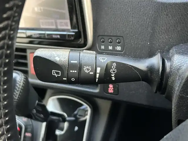 トヨタ ヴォクシー ZS 岡山県 2014(平26)年 13.1万km ホワイトパールクリスタルシャイン 登録時走行距離130407km/フリップダウン後席モニター/純正SDナビ/(AM/FM/BT/TV/DISC)/両側パワースライドドア/ビルトインETC/バックカメラ/MTモード付AT/プッシュスタート/スマートキー/スペアキー/ウォークスルー/純正16インチアルミホイール/パワーウィンドウ/パワーステアリング/記録簿/保証書/取扱説明書