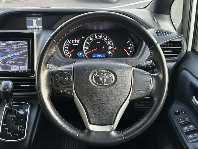 トヨタ ヴォクシー ZS 岡山県 2014(平26)年 13.1万km ホワイトパールクリスタルシャイン 登録時走行距離130407km/フリップダウン後席モニター/純正SDナビ/(AM/FM/BT/TV/DISC)/両側パワースライドドア/ビルトインETC/バックカメラ/MTモード付AT/プッシュスタート/スマートキー/スペアキー/ウォークスルー/純正16インチアルミホイール/パワーウィンドウ/パワーステアリング/記録簿/保証書/取扱説明書