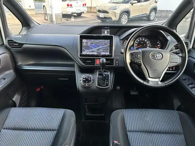 トヨタ ヴォクシー ZS 岡山県 2014(平26)年 13.1万km ホワイトパールクリスタルシャイン 登録時走行距離130407km/フリップダウン後席モニター/純正SDナビ/(AM/FM/BT/TV/DISC)/両側パワースライドドア/ビルトインETC/バックカメラ/MTモード付AT/プッシュスタート/スマートキー/スペアキー/ウォークスルー/純正16インチアルミホイール/パワーウィンドウ/パワーステアリング/記録簿/保証書/取扱説明書
