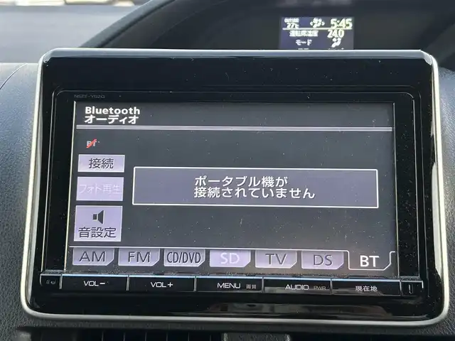トヨタ ヴォクシー ZS 岡山県 2014(平26)年 13.1万km ホワイトパールクリスタルシャイン 登録時走行距離130407km/フリップダウン後席モニター/純正SDナビ/(AM/FM/BT/TV/DISC)/両側パワースライドドア/ビルトインETC/バックカメラ/MTモード付AT/プッシュスタート/スマートキー/スペアキー/ウォークスルー/純正16インチアルミホイール/パワーウィンドウ/パワーステアリング/記録簿/保証書/取扱説明書