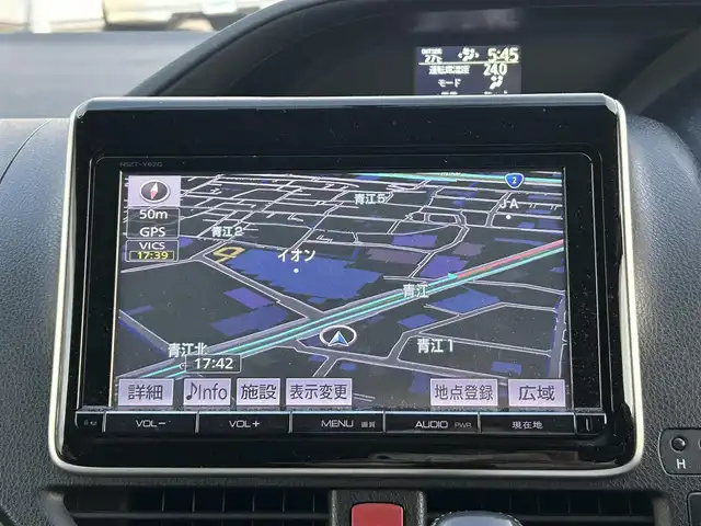 トヨタ ヴォクシー ZS 岡山県 2014(平26)年 13.1万km ホワイトパールクリスタルシャイン 登録時走行距離130407km/フリップダウン後席モニター/純正SDナビ/(AM/FM/BT/TV/DISC)/両側パワースライドドア/ビルトインETC/バックカメラ/MTモード付AT/プッシュスタート/スマートキー/スペアキー/ウォークスルー/純正16インチアルミホイール/パワーウィンドウ/パワーステアリング/記録簿/保証書/取扱説明書
