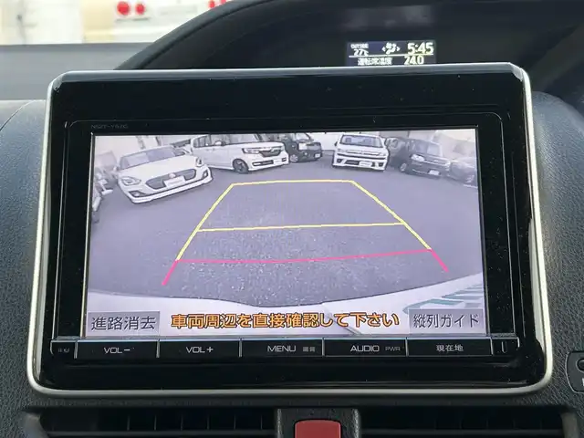 トヨタ ヴォクシー ZS 岡山県 2014(平26)年 13.1万km ホワイトパールクリスタルシャイン 登録時走行距離130407km/フリップダウン後席モニター/純正SDナビ/(AM/FM/BT/TV/DISC)/両側パワースライドドア/ビルトインETC/バックカメラ/MTモード付AT/プッシュスタート/スマートキー/スペアキー/ウォークスルー/純正16インチアルミホイール/パワーウィンドウ/パワーステアリング/記録簿/保証書/取扱説明書