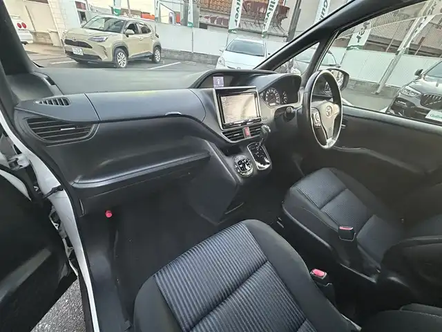 トヨタ ヴォクシー ZS 岡山県 2014(平26)年 13.1万km ホワイトパールクリスタルシャイン 登録時走行距離130407km/フリップダウン後席モニター/純正SDナビ/(AM/FM/BT/TV/DISC)/両側パワースライドドア/ビルトインETC/バックカメラ/MTモード付AT/プッシュスタート/スマートキー/スペアキー/ウォークスルー/純正16インチアルミホイール/パワーウィンドウ/パワーステアリング/記録簿/保証書/取扱説明書