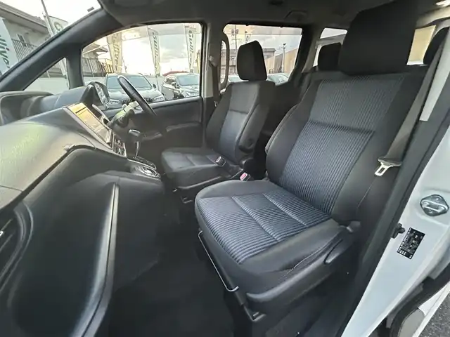 トヨタ ヴォクシー ZS 岡山県 2014(平26)年 13.1万km ホワイトパールクリスタルシャイン 登録時走行距離130407km/フリップダウン後席モニター/純正SDナビ/(AM/FM/BT/TV/DISC)/両側パワースライドドア/ビルトインETC/バックカメラ/MTモード付AT/プッシュスタート/スマートキー/スペアキー/ウォークスルー/純正16インチアルミホイール/パワーウィンドウ/パワーステアリング/記録簿/保証書/取扱説明書