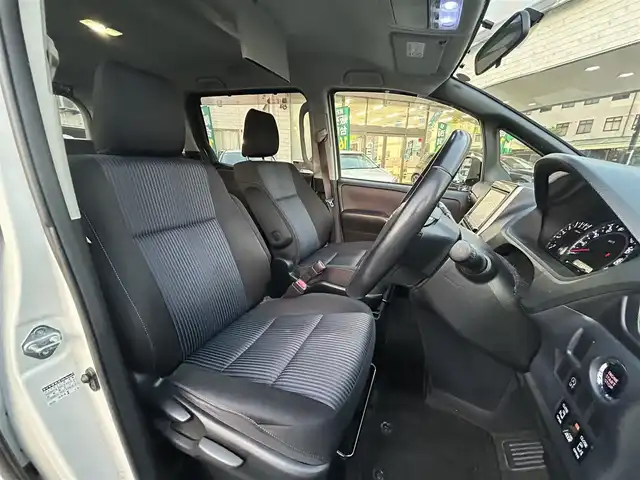 トヨタ ヴォクシー ZS 岡山県 2014(平26)年 13.1万km ホワイトパールクリスタルシャイン 登録時走行距離130407km/フリップダウン後席モニター/純正SDナビ/(AM/FM/BT/TV/DISC)/両側パワースライドドア/ビルトインETC/バックカメラ/MTモード付AT/プッシュスタート/スマートキー/スペアキー/ウォークスルー/純正16インチアルミホイール/パワーウィンドウ/パワーステアリング/記録簿/保証書/取扱説明書
