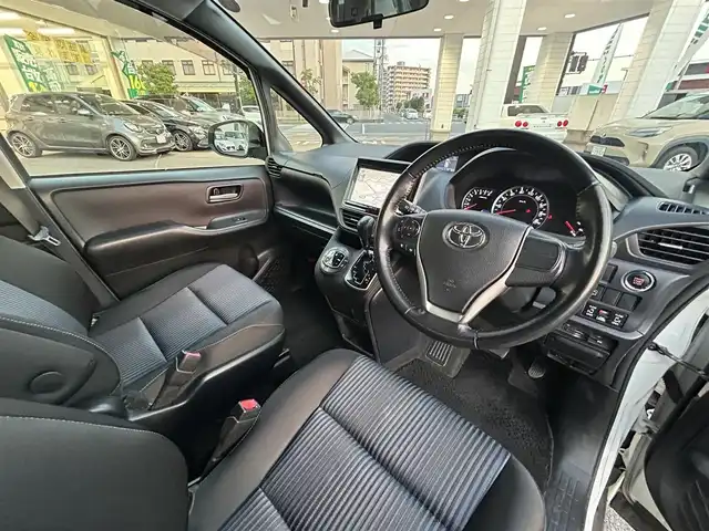 トヨタ ヴォクシー ZS 岡山県 2014(平26)年 13.1万km ホワイトパールクリスタルシャイン 登録時走行距離130407km/フリップダウン後席モニター/純正SDナビ/(AM/FM/BT/TV/DISC)/両側パワースライドドア/ビルトインETC/バックカメラ/MTモード付AT/プッシュスタート/スマートキー/スペアキー/ウォークスルー/純正16インチアルミホイール/パワーウィンドウ/パワーステアリング/記録簿/保証書/取扱説明書
