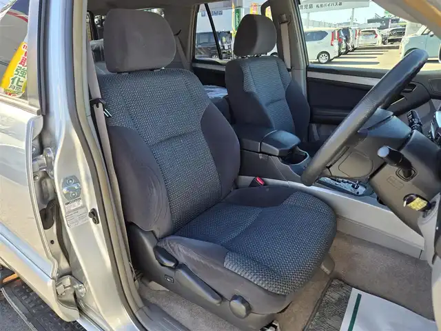 トヨタ ハイラックス サーフ SSR－X 鹿児島県 2005(平17)年 5.4万km シルバーM 社外ＳＤナビ（ＣＮ－ＨＥ０２ＷＤ）　/Ｂｌｕｅｔｏｏｔｈオーディオ　/フルセグテレビ　/バックカメラ　/ＥＴＣ　/イージークローザー　/スタッドレスタイヤ積載　/エンジンイモビライザー　/純正アルミホイール（１６インチ）/ハロゲンヘッドライト/ルーフレール/Wエアバック