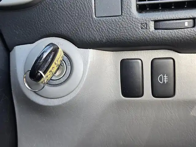 トヨタ ハイラックス サーフ SSR－X 鹿児島県 2005(平17)年 5.4万km シルバーM 社外ＳＤナビ（ＣＮ－ＨＥ０２ＷＤ）　/Ｂｌｕｅｔｏｏｔｈオーディオ　/フルセグテレビ　/バックカメラ　/ＥＴＣ　/イージークローザー　/スタッドレスタイヤ積載　/エンジンイモビライザー　/純正アルミホイール（１６インチ）/ハロゲンヘッドライト/ルーフレール/Wエアバック