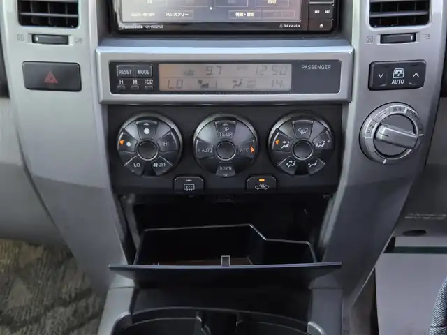 トヨタ ハイラックス サーフ SSR－X 鹿児島県 2005(平17)年 5.4万km シルバーM 社外ＳＤナビ（ＣＮ－ＨＥ０２ＷＤ）　/Ｂｌｕｅｔｏｏｔｈオーディオ　/フルセグテレビ　/バックカメラ　/ＥＴＣ　/イージークローザー　/スタッドレスタイヤ積載　/エンジンイモビライザー　/純正アルミホイール（１６インチ）/ハロゲンヘッドライト/ルーフレール/Wエアバック