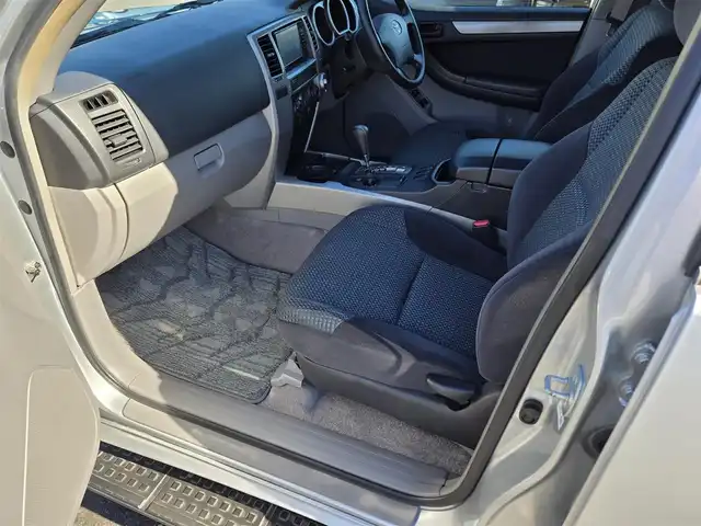 トヨタ ハイラックス サーフ SSR－X 鹿児島県 2005(平17)年 5.4万km シルバーM 社外ＳＤナビ（ＣＮ－ＨＥ０２ＷＤ）　/Ｂｌｕｅｔｏｏｔｈオーディオ　/フルセグテレビ　/バックカメラ　/ＥＴＣ　/イージークローザー　/スタッドレスタイヤ積載　/エンジンイモビライザー　/純正アルミホイール（１６インチ）/ハロゲンヘッドライト/ルーフレール/Wエアバック