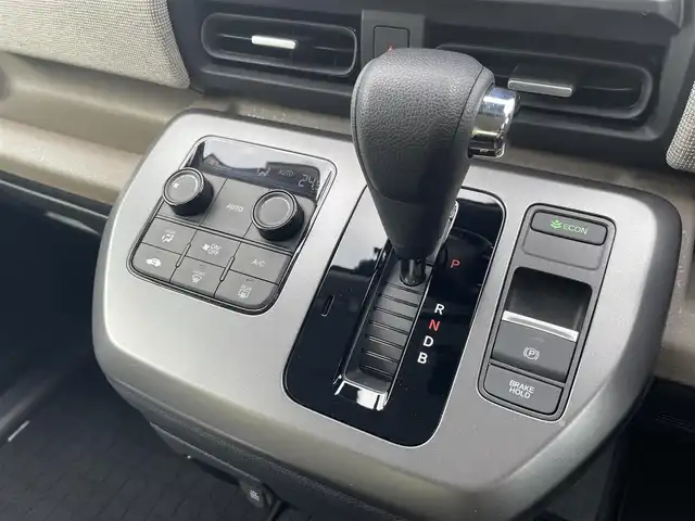 ホンダ フリード ハイブリット e:HEV AIR 福岡県 2025(令7)年 1万km プラチナホワイトパール 純正11.4型メモリーナビ(フルセグTV・CD・DVD・BT)/バックカメラ/ホンダセンシング/コーナーセンサー/レーダークルコン/両側パワスラ/ドラレコ/ETC/USBポート/純正LED・フロアマット/スマートキー/プッシュスタート