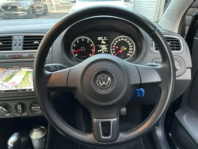 フォルクスワーゲン ポロ TSIコンフォートL BMテクノ 道東・釧路十勝 2013(平25)年 6.4万km 黒 社外ナビ/（CD/DVD/BT/ラジオ）/ワンセグTV/アイドリングストップ/スマートキー/ETC/フロアマット/社外AW付冬タイヤ/純正AW付夏タイヤ積込/MTモード付AT/横滑り防止装置/フォグランプ/荷室サンバイザー