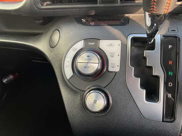 トヨタ シエンタ ハイブリッド G クエロ 千葉県 2017(平29)年 1.5万km ブラックマイカ TRDフルエアロ/純正メモリナビ/(フルセグTV/BT/CD/DVD/FM/AM)/衝突被害軽減システム/車線逸脱警報/バックカメラ/クルーズコントロール/ハーフレザーシート/両側パワースライドドア/横滑り防止装置/ビルトインETC2.0/アイドリングストップ/LEDヘッドライト/オートライト/ウィンカーミラー/電動格納ミラー/シートヒーター/シートリフター/プッシュスタート/スマートキー/フロアマット/スペアキー/保証書