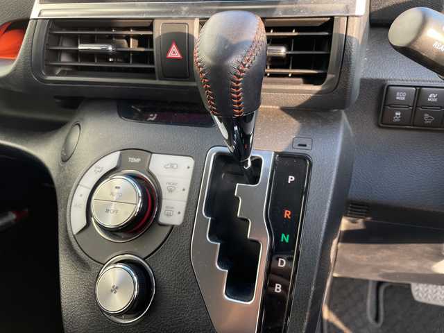 トヨタ シエンタ ハイブリッド G クエロ 千葉県 2017(平29)年 1.5万km ブラックマイカ TRDフルエアロ/純正メモリナビ/(フルセグTV/BT/CD/DVD/FM/AM)/衝突被害軽減システム/車線逸脱警報/バックカメラ/クルーズコントロール/ハーフレザーシート/両側パワースライドドア/横滑り防止装置/ビルトインETC2.0/アイドリングストップ/LEDヘッドライト/オートライト/ウィンカーミラー/電動格納ミラー/シートヒーター/シートリフター/プッシュスタート/スマートキー/フロアマット/スペアキー/保証書