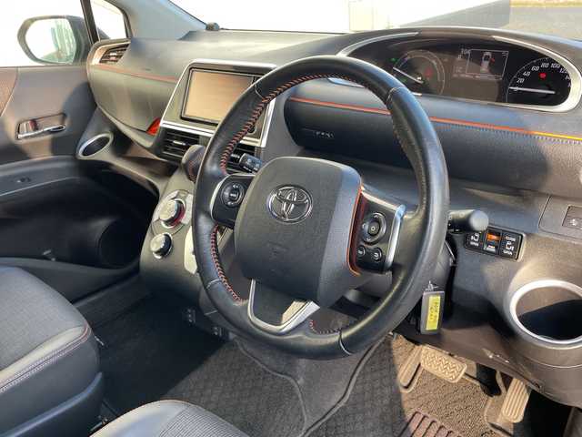 トヨタ シエンタ ハイブリッド G クエロ 千葉県 2017(平29)年 1.5万km ブラックマイカ TRDフルエアロ/純正メモリナビ/(フルセグTV/BT/CD/DVD/FM/AM)/衝突被害軽減システム/車線逸脱警報/バックカメラ/クルーズコントロール/ハーフレザーシート/両側パワースライドドア/横滑り防止装置/ビルトインETC2.0/アイドリングストップ/LEDヘッドライト/オートライト/ウィンカーミラー/電動格納ミラー/シートヒーター/シートリフター/プッシュスタート/スマートキー/フロアマット/スペアキー/保証書