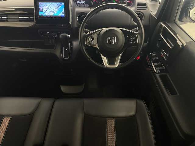 ホンダ Ｎ ＢＯＸ カスタム G L ターボ ホンダセンシング 宮崎県 2018(平30)年 3.8万km プレミアムホワイトパールⅡ 禁煙車/ホンダセンシング/社外ナビTV/（ストラーダ/CN-E300D/CD/SD/Bluetooth/ワンセグTV)/社外バックカメラ/純正ビルトインETC/純正LEDオートライト/純正LEDフォグ/純正15インチアルミ/純正エアロ/純正ルーフエンドスポイラー/純正フロアマット/両側電動スライドドア/アダプティブクルーズコントロール/レーンディパーチャーアラート/クリアランスソナー/ハーフレザーシート/オートエアコン/パドルシフト/本革巻ハンドル/スマートキー/プッシュエンジンスタート/スペアキー/新車時保証書/取扱い説明書