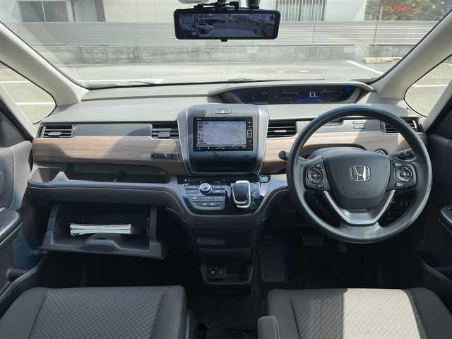 ホンダ フリード＋ ハイブリット G ホンダセンシング 熊本県 2020(令2)年 11.3万km プラチナホワイトパール 純正Gathersインターナビゲーション/【フルセグTV/Bluetooth/CD/DVD/USB】/バックカメラ/ホンダセンシング【安全運転支援システム】/・CMBS【衝突軽減ブレーキ】/・歩行者事故低減ステアリング/・アダプティブクルーズコントロール/・路外逸脱抑制機能/・誤発進抑制機能/・先行車発進お知らせ機能/・標識認識機能/両側パワースライドドア/LEDヘッドランプ/オートライト/アクティブコーナーリングランプ/コンフォートビューパッケージ/SRSエアバック【運転席/助手席】/シートヒーター/ロールサンシェード【スライドドア】/スマートキーシステム/ETC/社外デジタルインナーミラー/保証書/取扱説明書/スペアキー１本