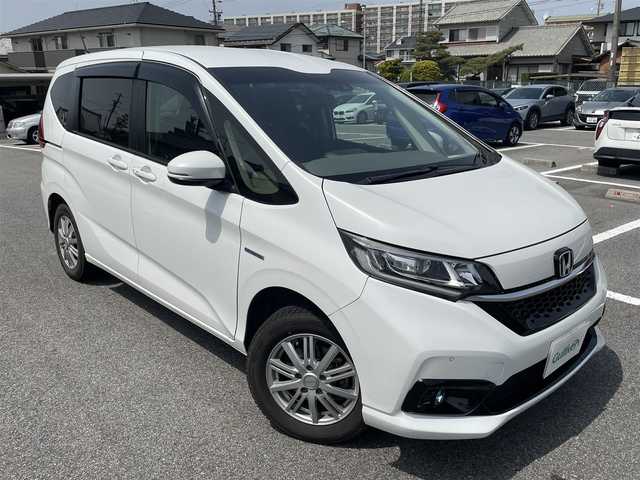 ホンダ フリード＋ ハイブリット G ホンダセンシング 熊本県 2020(令2)年 11.3万km プラチナホワイトパール 純正Gathersインターナビゲーション/【フルセグTV/Bluetooth/CD/DVD/USB】/バックカメラ/ホンダセンシング【安全運転支援システム】/・CMBS【衝突軽減ブレーキ】/・歩行者事故低減ステアリング/・アダプティブクルーズコントロール/・路外逸脱抑制機能/・誤発進抑制機能/・先行車発進お知らせ機能/・標識認識機能/両側パワースライドドア/LEDヘッドランプ/オートライト/アクティブコーナーリングランプ/コンフォートビューパッケージ/SRSエアバック【運転席/助手席】/シートヒーター/ロールサンシェード【スライドドア】/スマートキーシステム/ETC/社外デジタルインナーミラー/保証書/取扱説明書/スペアキー１本
