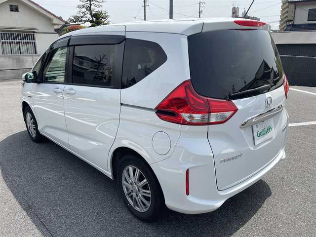 ホンダ フリード＋ ハイブリット G ホンダセンシング 熊本県 2020(令2)年 11.3万km プラチナホワイトパール 純正Gathersインターナビゲーション/【フルセグTV/Bluetooth/CD/DVD/USB】/バックカメラ/ホンダセンシング【安全運転支援システム】/・CMBS【衝突軽減ブレーキ】/・歩行者事故低減ステアリング/・アダプティブクルーズコントロール/・路外逸脱抑制機能/・誤発進抑制機能/・先行車発進お知らせ機能/・標識認識機能/両側パワースライドドア/LEDヘッドランプ/オートライト/アクティブコーナーリングランプ/コンフォートビューパッケージ/SRSエアバック【運転席/助手席】/シートヒーター/ロールサンシェード【スライドドア】/スマートキーシステム/ETC/社外デジタルインナーミラー/保証書/取扱説明書/スペアキー１本
