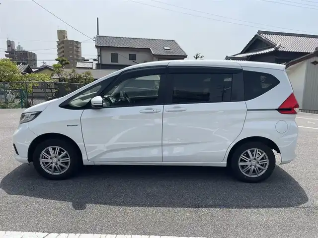 ホンダ フリード＋ ハイブリット G ホンダセンシング 熊本県 2020(令2)年 11.3万km プラチナホワイトパール 純正Gathersインターナビゲーション/【フルセグTV/Bluetooth/CD/DVD/USB】/バックカメラ/ホンダセンシング【安全運転支援システム】/・CMBS【衝突軽減ブレーキ】/・歩行者事故低減ステアリング/・アダプティブクルーズコントロール/・路外逸脱抑制機能/・誤発進抑制機能/・先行車発進お知らせ機能/・標識認識機能/両側パワースライドドア/LEDヘッドランプ/オートライト/アクティブコーナーリングランプ/コンフォートビューパッケージ/SRSエアバック【運転席/助手席】/シートヒーター/ロールサンシェード【スライドドア】/スマートキーシステム/ETC/社外デジタルインナーミラー/保証書/取扱説明書/スペアキー１本