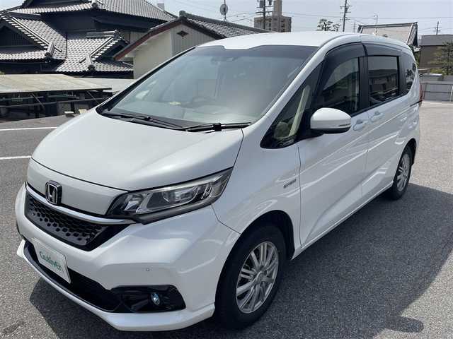 ホンダ フリード＋ ハイブリット G ホンダセンシング 熊本県 2020(令2)年 11.3万km プラチナホワイトパール 純正Gathersインターナビゲーション/【フルセグTV/Bluetooth/CD/DVD/USB】/バックカメラ/ホンダセンシング【安全運転支援システム】/・CMBS【衝突軽減ブレーキ】/・歩行者事故低減ステアリング/・アダプティブクルーズコントロール/・路外逸脱抑制機能/・誤発進抑制機能/・先行車発進お知らせ機能/・標識認識機能/両側パワースライドドア/LEDヘッドランプ/オートライト/アクティブコーナーリングランプ/コンフォートビューパッケージ/SRSエアバック【運転席/助手席】/シートヒーター/ロールサンシェード【スライドドア】/スマートキーシステム/ETC/社外デジタルインナーミラー/保証書/取扱説明書/スペアキー１本