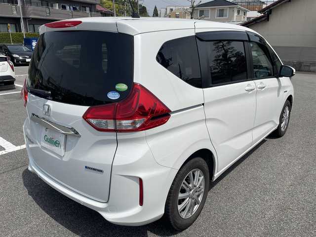 ホンダ フリード＋ ハイブリット G ホンダセンシング 熊本県 2020(令2)年 11.3万km プラチナホワイトパール 純正Gathersインターナビゲーション/【フルセグTV/Bluetooth/CD/DVD/USB】/バックカメラ/ホンダセンシング【安全運転支援システム】/・CMBS【衝突軽減ブレーキ】/・歩行者事故低減ステアリング/・アダプティブクルーズコントロール/・路外逸脱抑制機能/・誤発進抑制機能/・先行車発進お知らせ機能/・標識認識機能/両側パワースライドドア/LEDヘッドランプ/オートライト/アクティブコーナーリングランプ/コンフォートビューパッケージ/SRSエアバック【運転席/助手席】/シートヒーター/ロールサンシェード【スライドドア】/スマートキーシステム/ETC/社外デジタルインナーミラー/保証書/取扱説明書/スペアキー１本